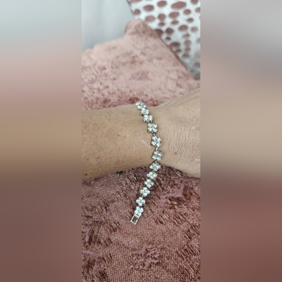 🌟Elegant  Silver Bracelet With Sparkling Princess Cut Crystal Rhinestones🌟 - Picture 8 of 11